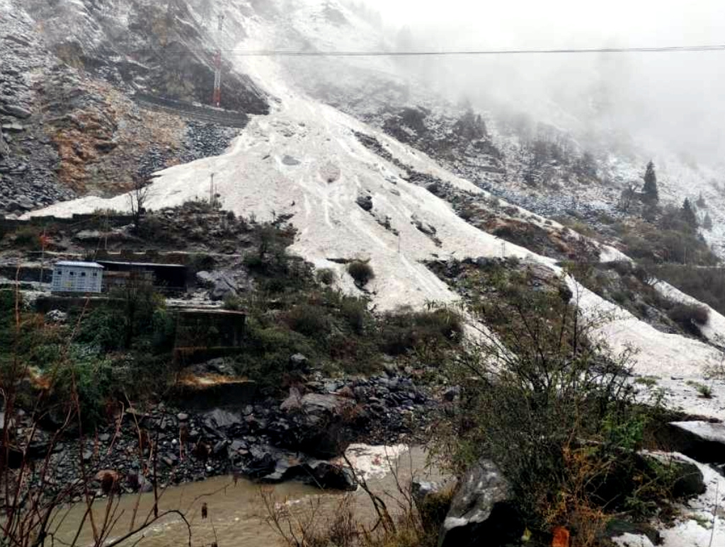 उत्तराखंड गंगोत्री राष्ट्रीय राजमार्ग डबरानी के पास हुआ बाधित, गंगनानी से डबरानी के बीच हो रही बारिश से पहाड़ी से लगातार गिर रहे हैं पत्थर,,,,,