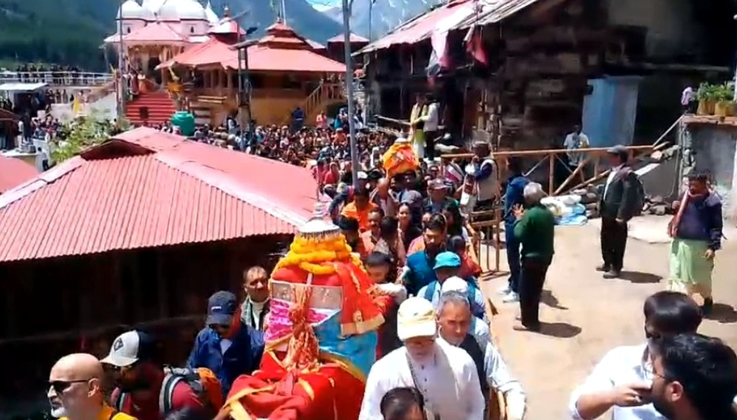 उत्तराखंड में माँ श्री गंगा जी की पवित्र डोली शीतकालीन प्रवास स्थल मुखबा गांव से गंगोत्री धाम के लिए हुई रवाना,,,,,