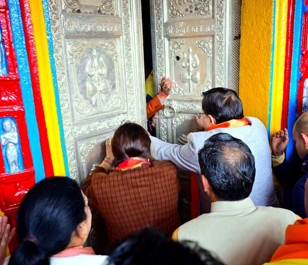 उत्तराखंड में आज मंत्रोच्चारण एवं पुरे विधि-विधान के साथ मुख्यमंत्री की उपस्थिति में खुले ग्यारहवें ज्योर्तिलिंग श्री बाबा केदारनाथ धाम के कपाट,,,