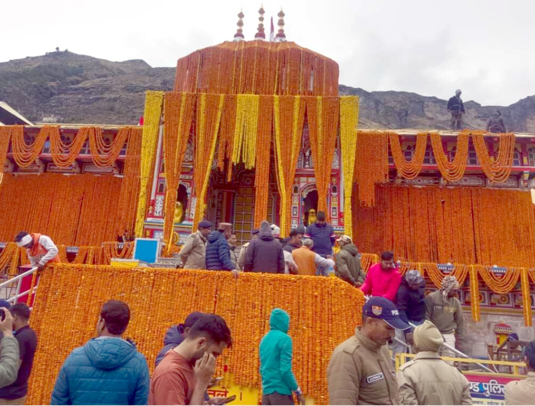उत्तराखंड में रविवार यानी कल खुलेंगे श्री हरि के प्रिय धाम श्री बद्रीनाथ धाम के कपाट, महत्व फूलों से सजा श्री बद्रीधाम,,,,,
