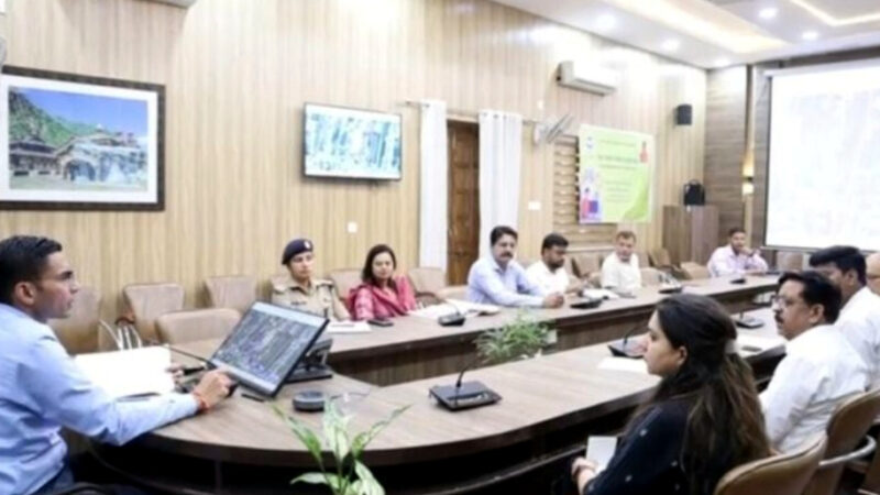 उत्तराखंड जौलीग्रांट एयरपोर्ट विस्तारीकरण हेतु भूमि के बदले भूमि की मांग पर डीएम ने अधिकारियों से की रिपोर्ट तलब,,,,,,