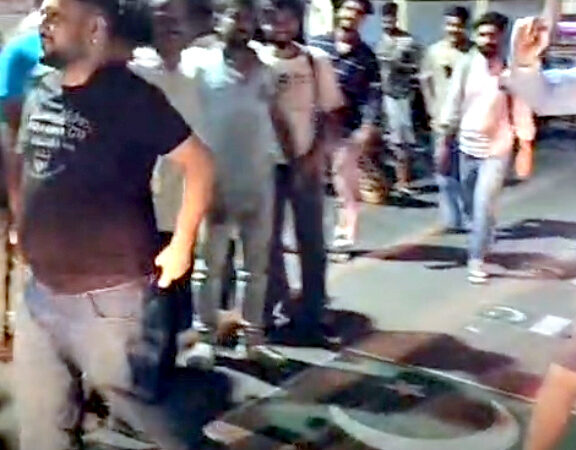 उत्तराखंड ऋषिकेश की सड़क पर लगाए पाकिस्तान के झंडे, झंडे पर पैर मारकर थूककर जताई नाराजगी, पाकिस्तान मुर्दाबाद के नारे लगाए,,,,,