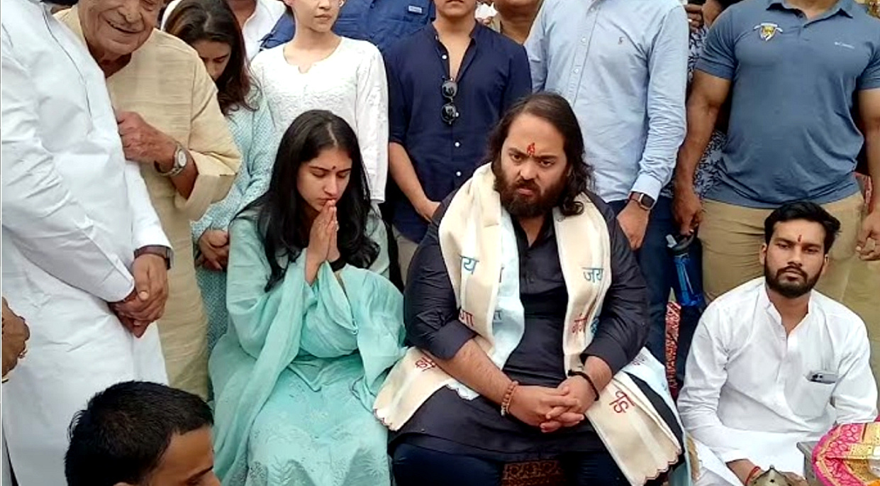 हरिद्वार में आज देश के प्रसिद्ध उधोगपति अनंत अंबानी ने धर्मपत्नी राधिका सहित हरकी पैड़ी पर मां गंगा की पूजा अर्चना कर लिया आर्शीवाद,,,,,