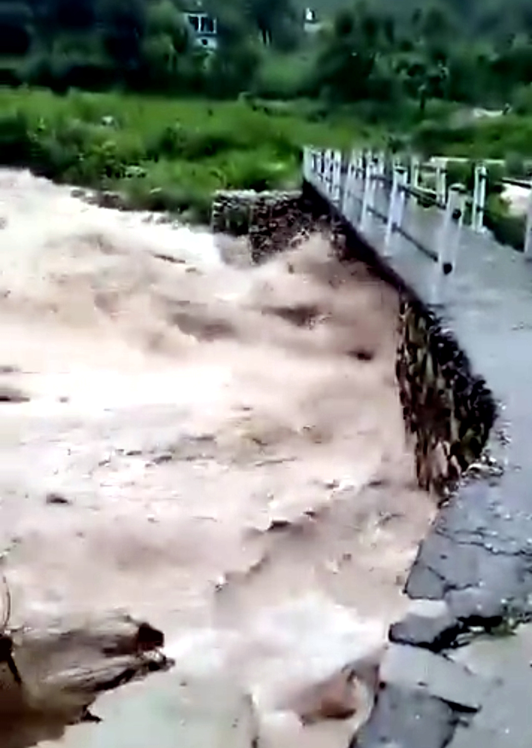 उत्तराखंड में आज बादल फटने से देहरादून की सौंग नदी ने मचाया तांडव, जनहानि की अभी नही कोई सूचना,,,,