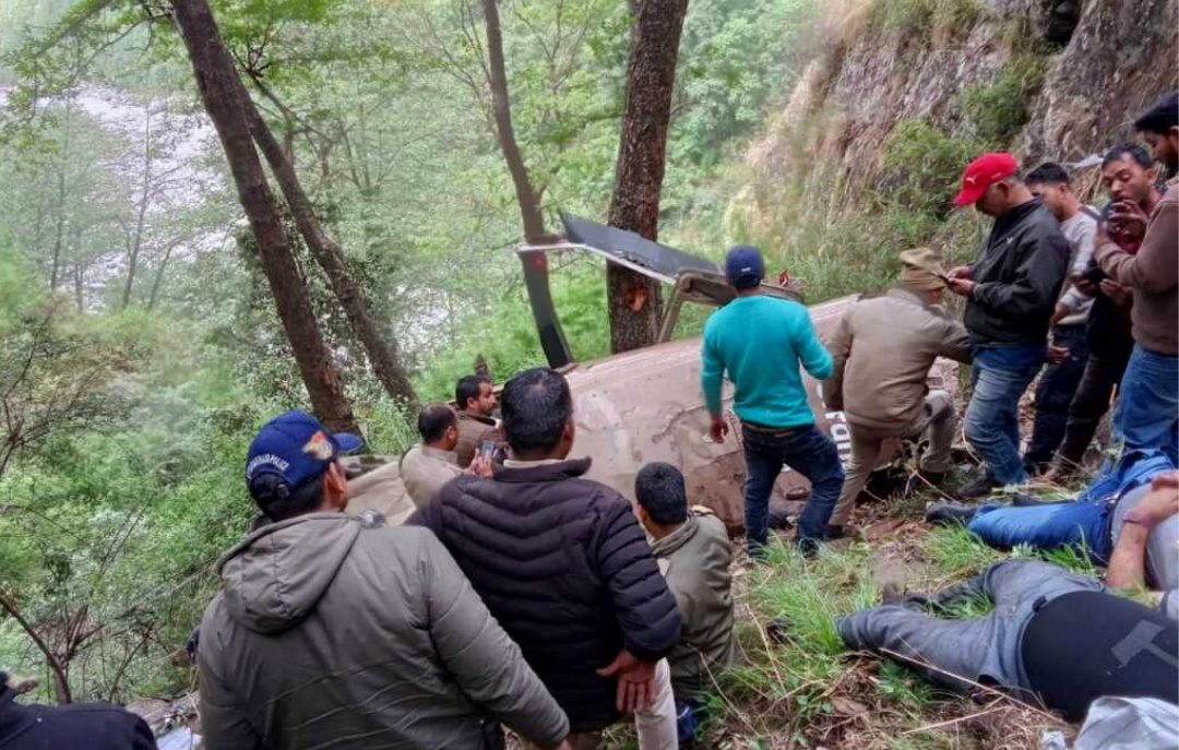 उत्तराखंड में आज सुबह गंगनानी के पास हुआ एक हैलीकप्टर दुर्घटनाग्रस्त, प्राइवेट कम्पनी का बताया जा रहा है यह हेलीकाफ्टर,,,,,