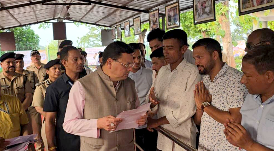 उत्तराखंड मुख्यमंत्री ने बनबसा में सनिया नाले की सफाई के लिए दिए आदेश, एक घंटे के भीतर काम शुरू, नाले में देखें गए मगरमच्छ,,,,