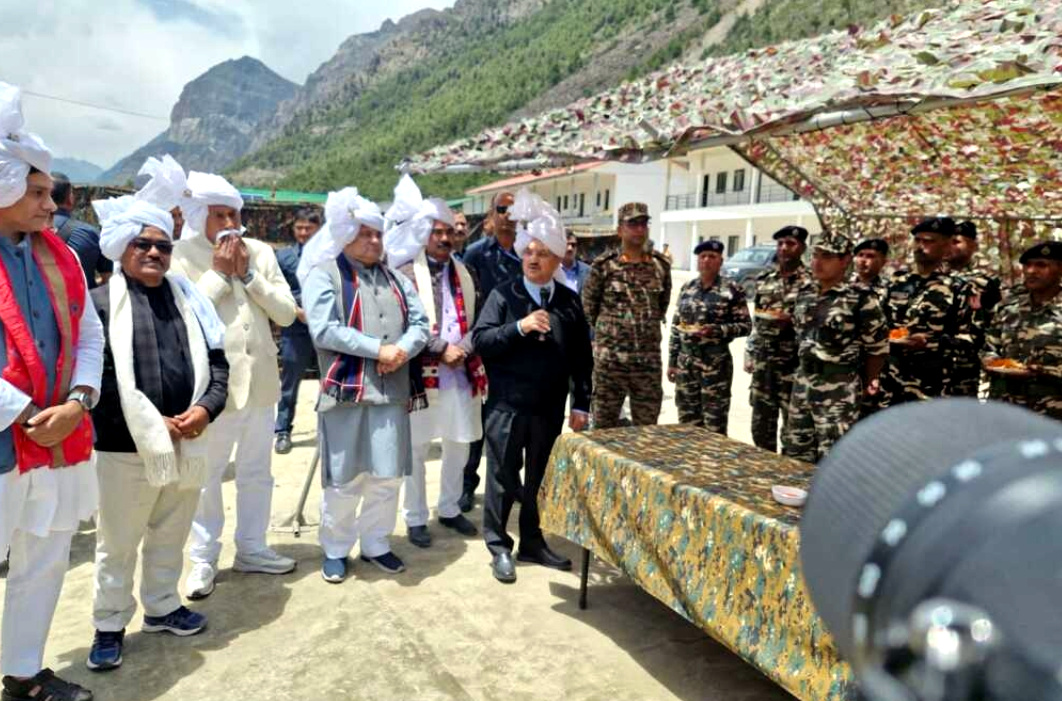 उत्तराखंड में केंद्रीय स्वास्थ्य मंत्री जीपी नड्डा ने पिथौरागढ़ में ली वाइब्रेंट विलेज योजना के कार्यों जानकारी लेते हुए जवानों से की मुलाकात,,,,
