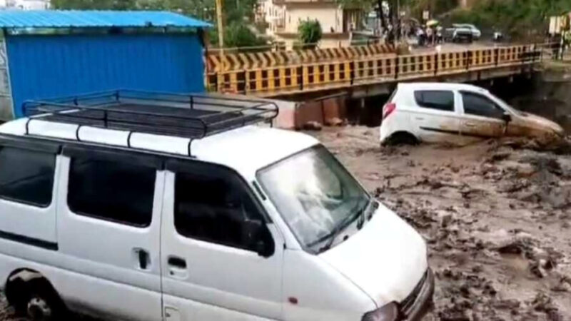 उत्तराखंड बद्रीनाथ के पड़ाव पीपलकोटी क्षेत्र में भारी बारिश ने मचाया कोहराम, कई गाड़ियां मलबे में दबी लोगों में अपरा तफरी,,,,,