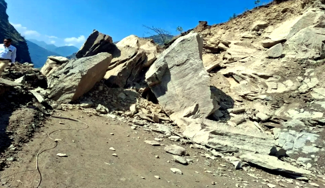 उत्तराखंड टनकपुर-तवाघाट हाईवे पर दरकी चट्टान, आदि कैलास यात्रियों सहित 400 लोग फंसे, चीन सीमा से संपर्क टूटा,,,,,,,