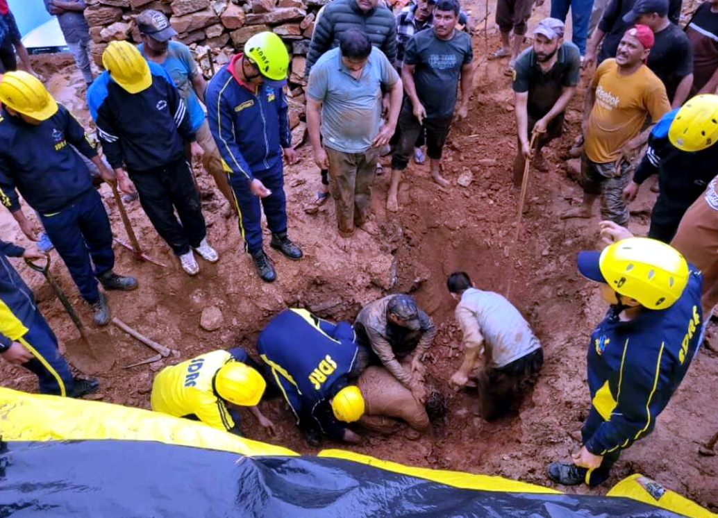 उत्तराखंड पिथौरागढ़ में यहां निर्माण स्थल पर मलवे में दबा मजदूर, रेस्क्यू टीम ने मलबे से शव किया बरामद,,,,,,