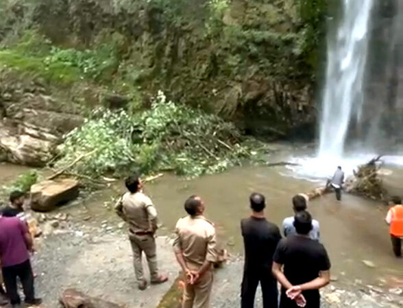 उत्तराखंड के चकराता टाइगर फॉल से अचानक पेड और पत्थर गिरने से दो लोगों की हुई दर्दनाशक मौत,,,,,,