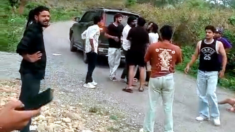 उत्तराखंड देहरादून में शराब के नशे में चूर युवक-युवतियों ने सड़क पर जमकर किया बवाल, राजधानी की चिंताजनक कहानी बयां कर रही है यह घटना,,,,,
