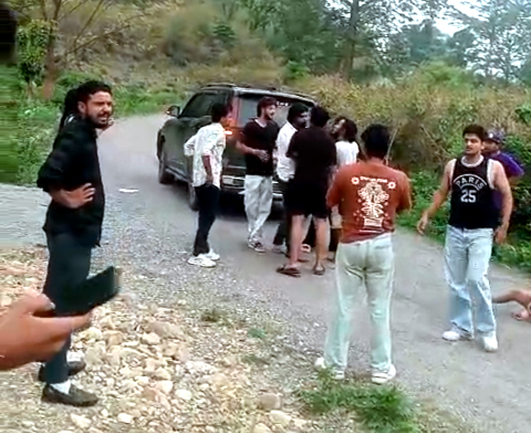 उत्तराखंड देहरादून में शराब के नशे में चूर युवक-युवतियों ने सड़क पर जमकर किया बवाल, राजधानी की चिंताजनक कहानी बयां कर रही है यह घटना,,,,,