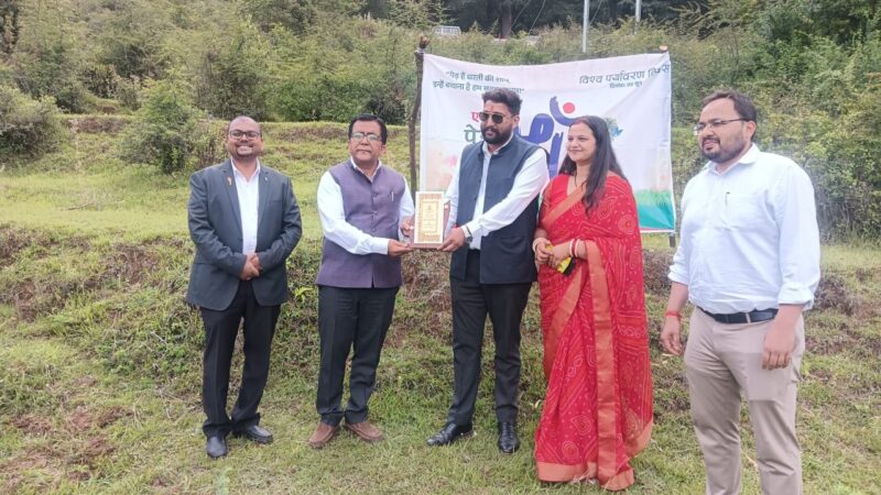 उत्तराखंड जिलाधिकारी ने “एक पेड़ मां के नाम” अभियान में वन विभाग के तावधान मै आयोजित पौधारोपण अभियान कार्यक्रम में किया प्रतिभाग,,,,,