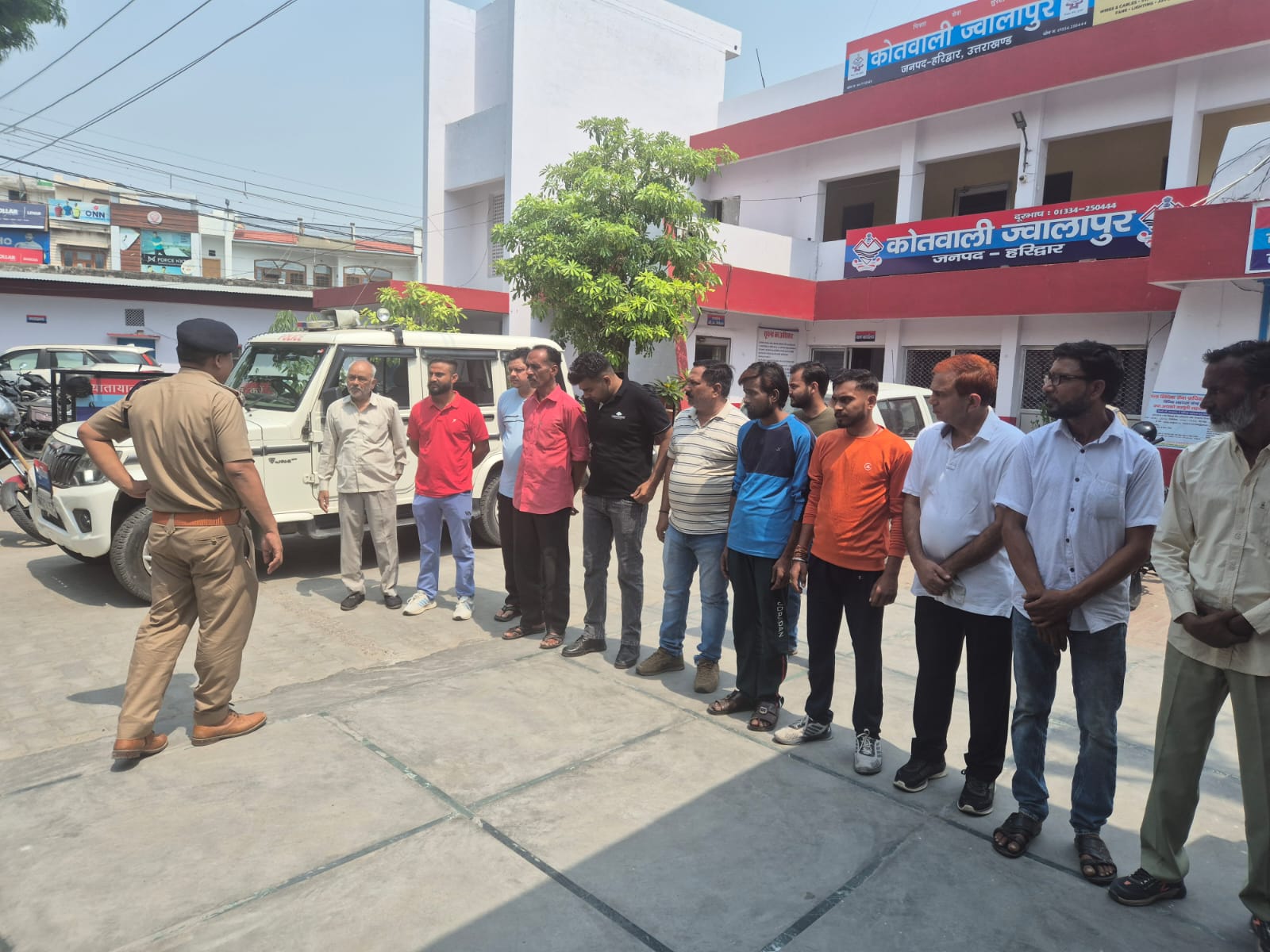 उत्तराखंड कोतवाली ज्वालापुर में हाजरी दर्ज कराने पहुंचे हिस्ट्रीशीटर, 20 हिस्ट्रीशीटर हुए परेड़ में शामिल, कोतवाल ने खुद की पूछताछ,,,,,