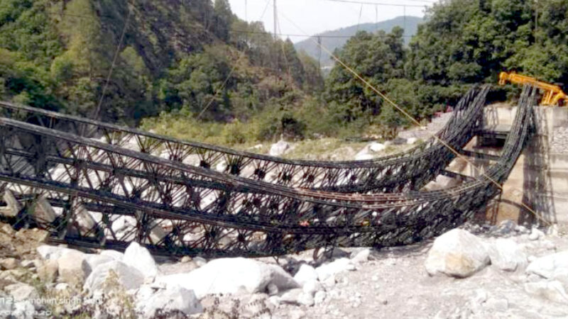 उत्तराखंड चमोली के थराली में रातगाँव को जोड़ने वाला निर्माणाधीन वैली ब्रिज टूट कर गिरा,जान माल का नहीं हुआ कोई नुकसान,,,,,,,,