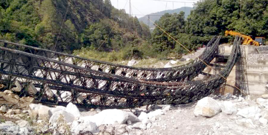 उत्तराखंड चमोली के थराली में रातगाँव को जोड़ने वाला निर्माणाधीन वैली ब्रिज टूट कर गिरा,जान माल का नहीं हुआ कोई नुकसान,,,,,,,,