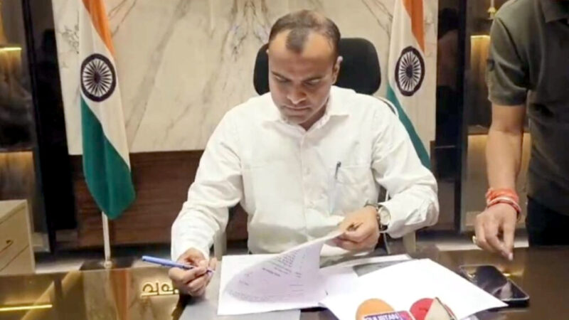 उत्तराखंड में आईएएस अधिकारी मयूर दीक्षित ने संभाला  जिलाधिकारी हरिद्वार का कार्यभार, अधिकारियों ने पुष्पगुच्छ देकर किया स्वागत,,,,,,