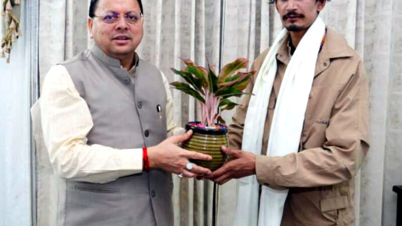 उत्तराखंड पुष्कर सिंह धामी ने माउंट एवरेस्ट विजय करने वाले प्रदेश के युवा पर्वतारोही रोहित भट्ट को किया सम्मानित,,,,,