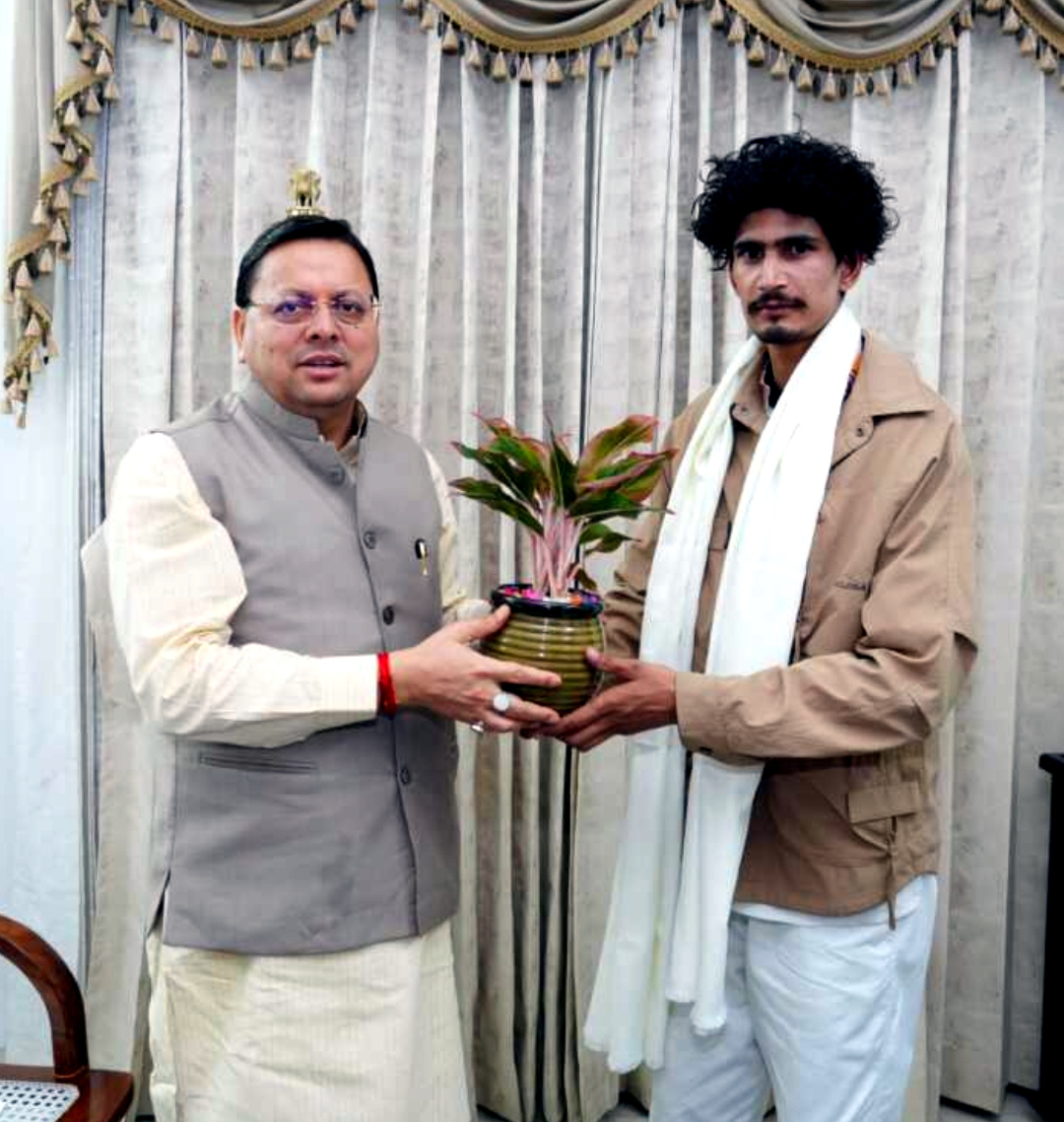 उत्तराखंड पुष्कर सिंह धामी ने माउंट एवरेस्ट विजय करने वाले प्रदेश के युवा पर्वतारोही रोहित भट्ट को किया सम्मानित,,,,,