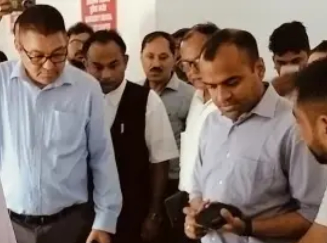 DM मयूर दीक्षित का एक और मास्टर स्ट्रोक, एक ही तहसील में 5 साल से जमे रजिस्ट्रार कानूनगो और लेखपाल-पटवारियों के किए तबादले,,,,,