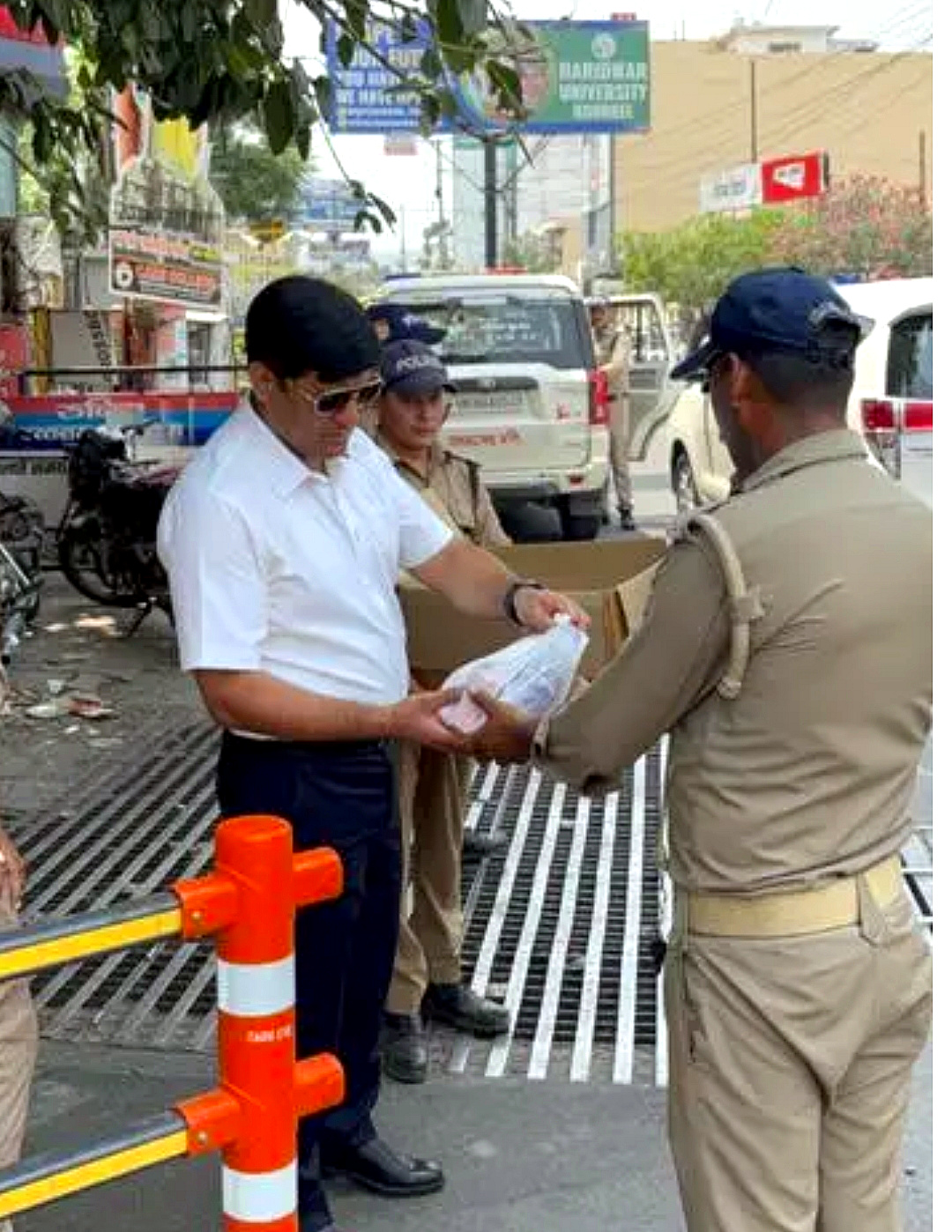 उत्तराखंड हरिद्वार भयानक गर्मी में यातायात व्यवस्थाओं में लगे जवानों के बीच कप्तान डोबाल, ने पहुंचकर पानी की बोतल, ग्लूकोज एवं बिस्किट किए वितरित,,,,,