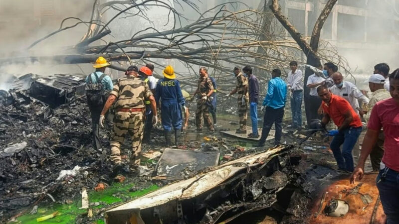 अहमदाबाद में हुआ बड़ा विमान हादसा, लंदन जा रहा एअर इंडिया का प्लेन टेक ऑफ के तुरंत बाद क्रैश, 242 लोग थे सवार, एक यात्री मिला जीवित,,,,