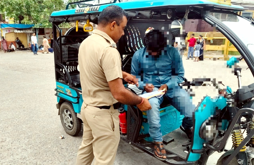 उत्तराखंड SP GRP के आदेशानुसार रेलवे स्टेशन हरिद्वार पर चला चैकिंग अभियान, आपत्तिजनक गतिविधियां करते युवकों के किए चालान,,,