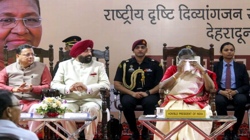 उत्तराखंड राष्ट्रपति द्रौपदी मुर्मू ने दृष्टिबाधित बच्चों के साथ मनाया जन्मदिन, मासूम बच्चों का गीत सुनकर नम हुई महामहिम के आंखें,,,,