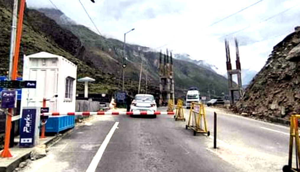 उत्तराखंड के उच्च हिमालयी क्षेत्र में पहले फास्टैग बैरियर का हुआ डिजिटल शुभारंभ,अब पर्यटकों को करना होगा यहां ईको टूरिज्म शुल्क फास्टैग का भुगतान,,,,