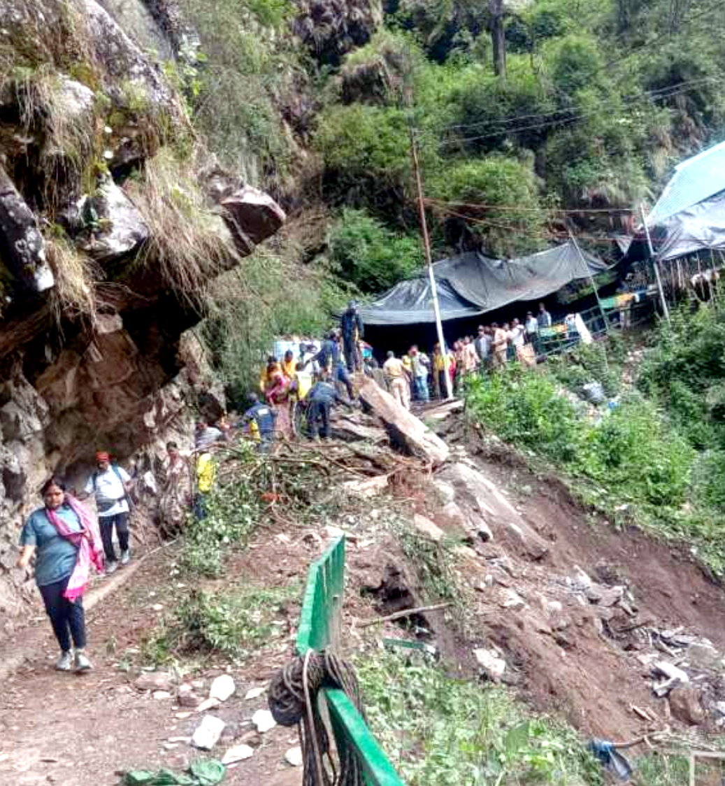 उत्तराखंड मां यमुनोत्री पैदल मार्ग पर भैरव मन्दिर के निकट नौ कैंची पर हुये लैंड-स्लाइड में 2 श्रद्धालुओ की हुई मौत एक घायल,,,,,