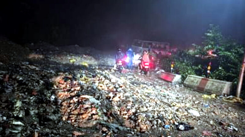 उत्तराखंड मूसलाधार बारिश से बढ़ाईं परेशानी, सड़क पर बह रहा है ओवरफ्लो नालों का पानी, दून मार्ग पर मलबा आने से हुआ ट्रैफिक जाम,,,,,