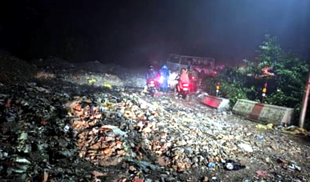 उत्तराखंड मूसलाधार बारिश से बढ़ाईं परेशानी, सड़क पर बह रहा है ओवरफ्लो नालों का पानी, दून मार्ग पर मलबा आने से हुआ ट्रैफिक जाम,,,,,