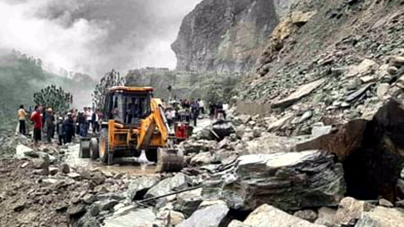 उत्तराखंड बदरीनाथ हाईवे भनेरपाणी और पागलनाला पानी और मलबा आने से घंटो रहा बंद, खतरे में फंसे रहे 5000 यात्री,,,,