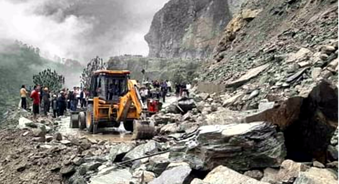 उत्तराखंड बदरीनाथ हाईवे भनेरपाणी और पागलनाला पानी और मलबा आने से घंटो रहा बंद, खतरे में फंसे रहे 5000 यात्री,,,,