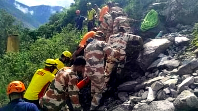 उत्तराखंड ऋषिकेश-बदरीनाथ हाईवे पर हुआ बड़ा हादसा,टेंपो-ट्रेवलर के नदी में गिरने से 3 की मौत 10 घायल और कई लापता,,,,