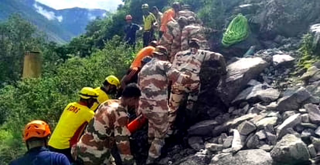 उत्तराखंड ऋषिकेश-बदरीनाथ हाईवे पर हुआ बड़ा हादसा,टेंपो-ट्रेवलर के नदी में गिरने से 3 की मौत 10 घायल और कई लापता,,,,