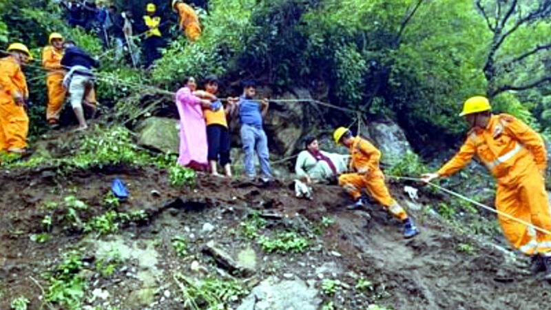 उत्तराखंड केदारघाटी में मूसलाधार बारिश से हाईवे और पैदल मार्ग हुए अवरुद्ध, एसडीआरएफ और पुलिस ने रेस्क्यू कर 1269 यात्रियों को सुरक्षित निकाला,,,,