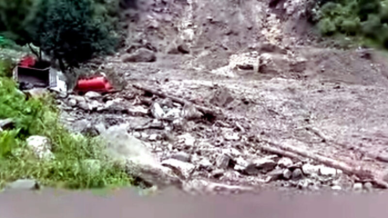 “उत्तराखंड बड़ी खबर” उत्तरकाशी में बादल फटने से यमुनोत्री हाईवे हुआ बाधित, सड़क किनारे टेंट में सोए कई मजदूर लापता,,,,,