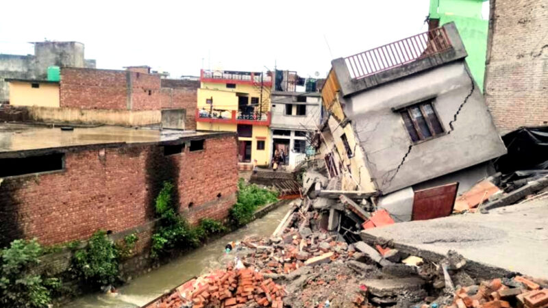 उत्तराखंड में भारी बरसात से कारगी ग्रांट क्षेत्र में नदी किनारे बने दो मकान गिरे, पुलिस तथा फायर सर्विस की टीमों ने मौके पर पहुंचकर संभाला मोर्चा,,,,