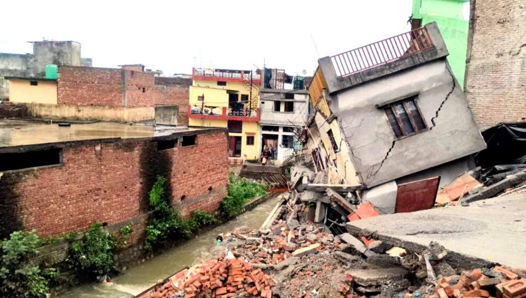 उत्तराखंड में भारी बरसात से कारगी ग्रांट क्षेत्र में नदी किनारे बने दो मकान गिरे, पुलिस तथा फायर सर्विस की टीमों ने मौके पर पहुंचकर संभाला मोर्चा,,,,