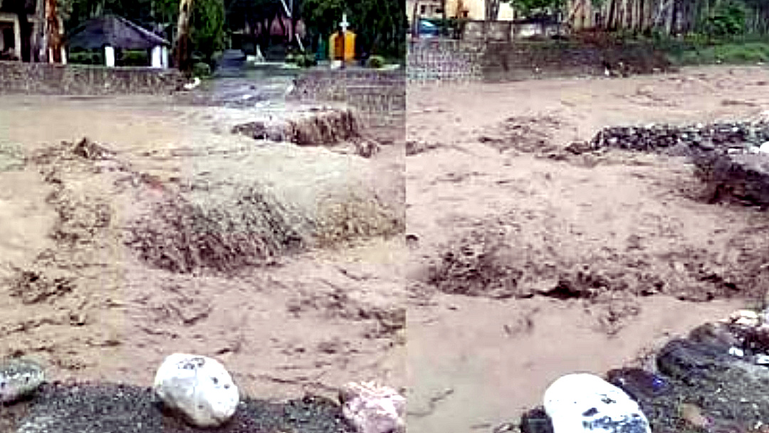उत्तराखंड बारिश से उफना्ते गदेरे से वैकल्पिक मार्ग बहा, आर्मी कैंप का रास्ता बंद,नजीबाबाद हाईवे पर बरसात के चलते धंसी जमीन,,,