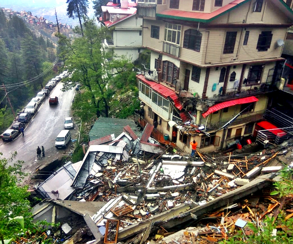 हिमाचल प्रदेश में बारिश ने बरपाया कहर, 5 मंजिला इमारत 3 सैकैंड में हुई जमींदोज, 3 और घरों पर खतरा, विभाग की सतर्कता से टला बड़ा हादसा,,,,
