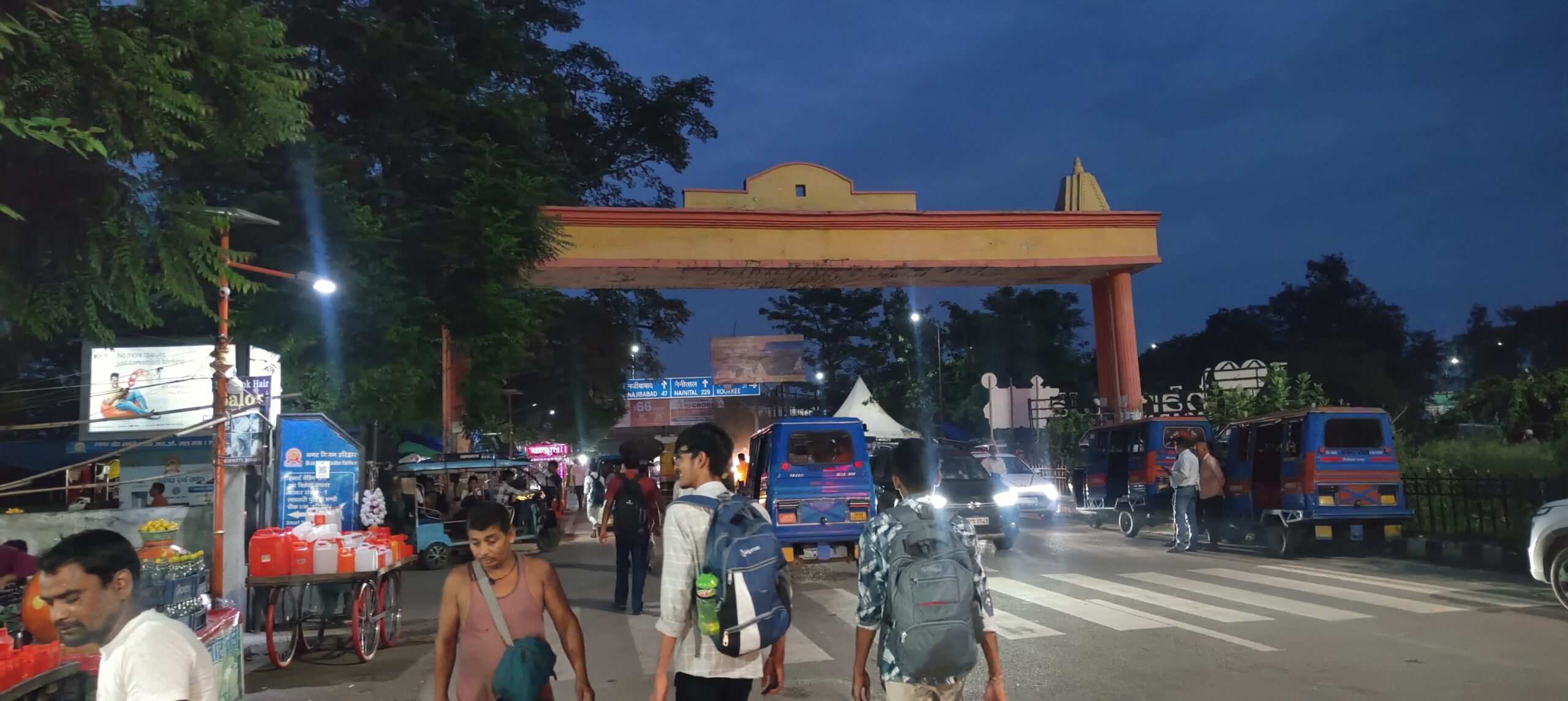 उत्तराखंड हरिद्वार चंडी घाट स्थित यह स्वागत द्वार दे रहा हे बड़ी दुर्घटना को निमंत्रण, द्वार के ऊपर भरे पानी के रिसाव से जगह-जगह बनी दरारें, दरककर जगह-२ गिर रही है बाउंड्री,,,