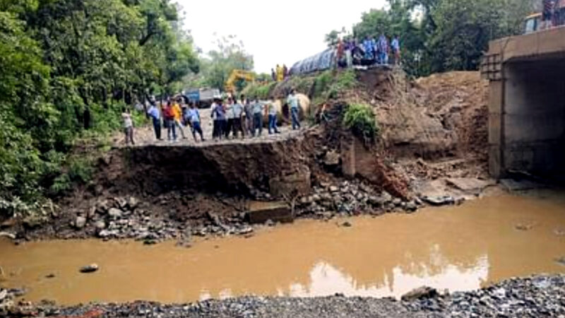 उत्तराखंड में यहां यात्रियों की बढ़ी मुश्किलें: कोटद्वार-नजीबाबाद के बीच दो जगह पर ध्वस्त हुआ हाईवे, यातायात पूरी तरह ठप……