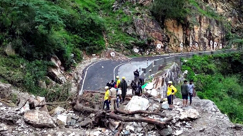 उत्तराखंड तीन दिन बाद भी नहीं खुला ऋषिकेश-यमुनोत्री राष्ट्रीय राजमार्ग, बारिश के बाद मलबा आने से 111 जगह सड़कें बंद,,,,,