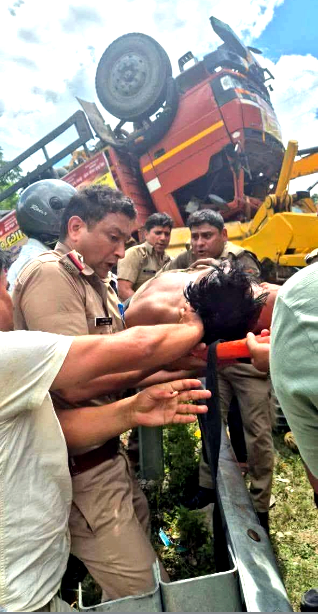 उत्तराखंड दर्दनाक हादसा, यात्रियों से भरा ट्रक हुआ दुर्घटनाग्रस्त, तीन यात्रियों दर्दनाक मौत कई घायल,,,,