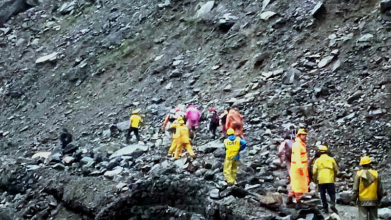 उत्तराखंड बाबा केदारनाथ धाम से लौट रहे श्रद्धालु फंसे सोनप्रयाग स्लाइड जोन में SDRF ने रास्ता बनाकर 40 श्रद्धालुओं का किया रेस्क्यू,,,,