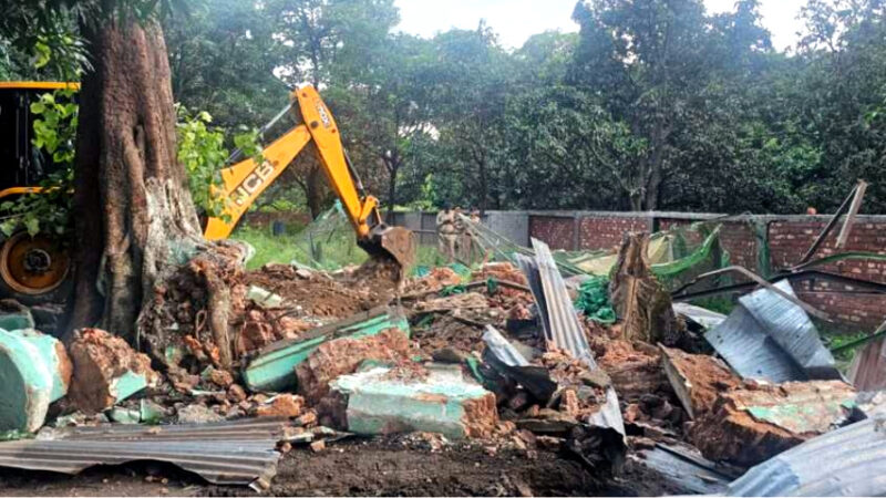 उत्तराखंड कुंडेश्वरी में अवैध मजारों पर चला सरकार का बुलडोजर, पांच अवैध मजारों को किया ध्वस्त, सरकारी जमीनों पर कब्जे नहीं होंगे बर्दाश्त,,,,