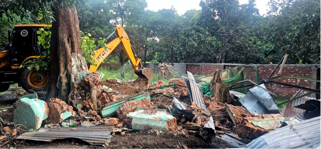 उत्तराखंड कुंडेश्वरी में अवैध मजारों पर चला सरकार का बुलडोजर, पांच अवैध मजारों को किया ध्वस्त, सरकारी जमीनों पर कब्जे नहीं होंगे बर्दाश्त,,,,